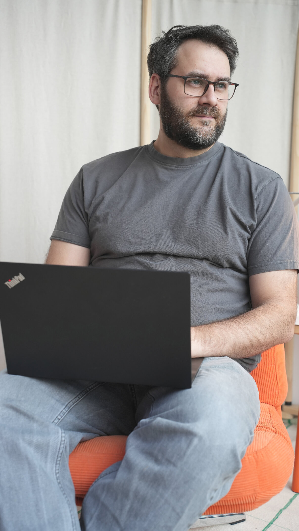 Henning Thies, Product Engineer, sitzt im Sessel